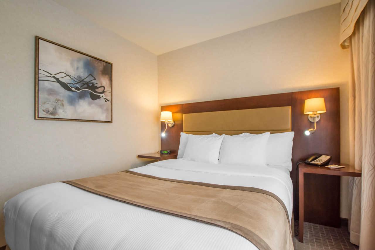 Quality Inn & Suites Val-d'Or Bagian luar foto