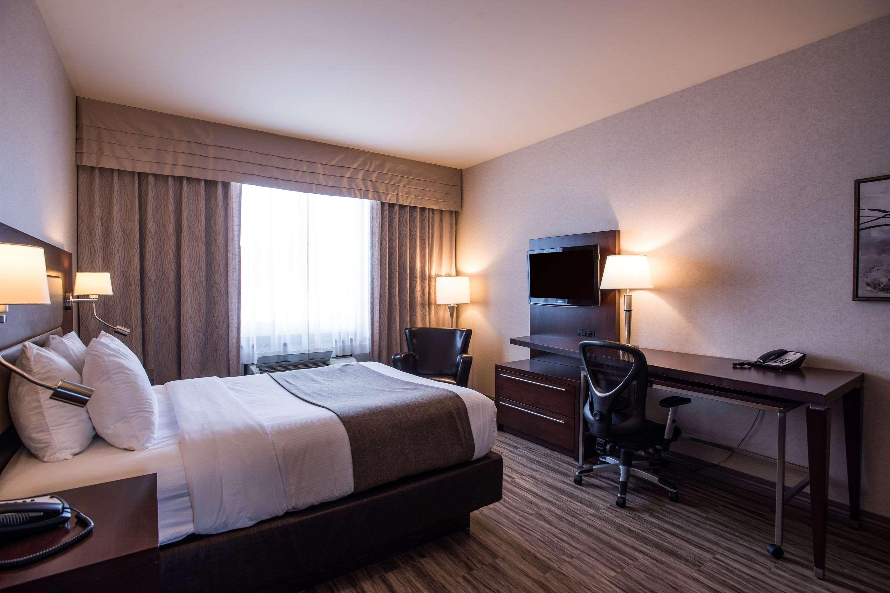 Quality Inn & Suites Val-d'Or Bagian luar foto