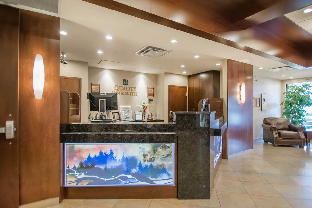 Quality Inn & Suites Val-d'Or Bagian luar foto