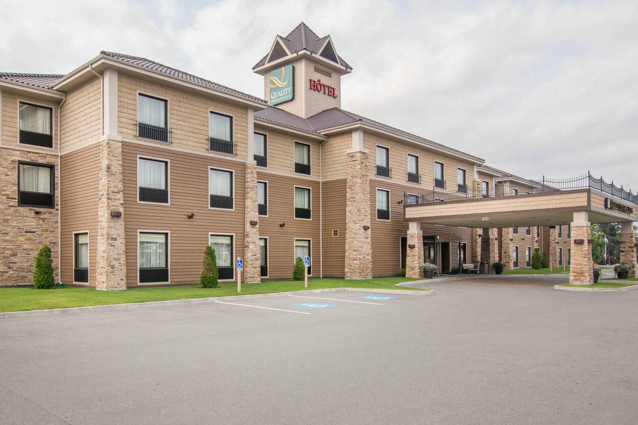 Quality Inn & Suites Val-d'Or Bagian luar foto