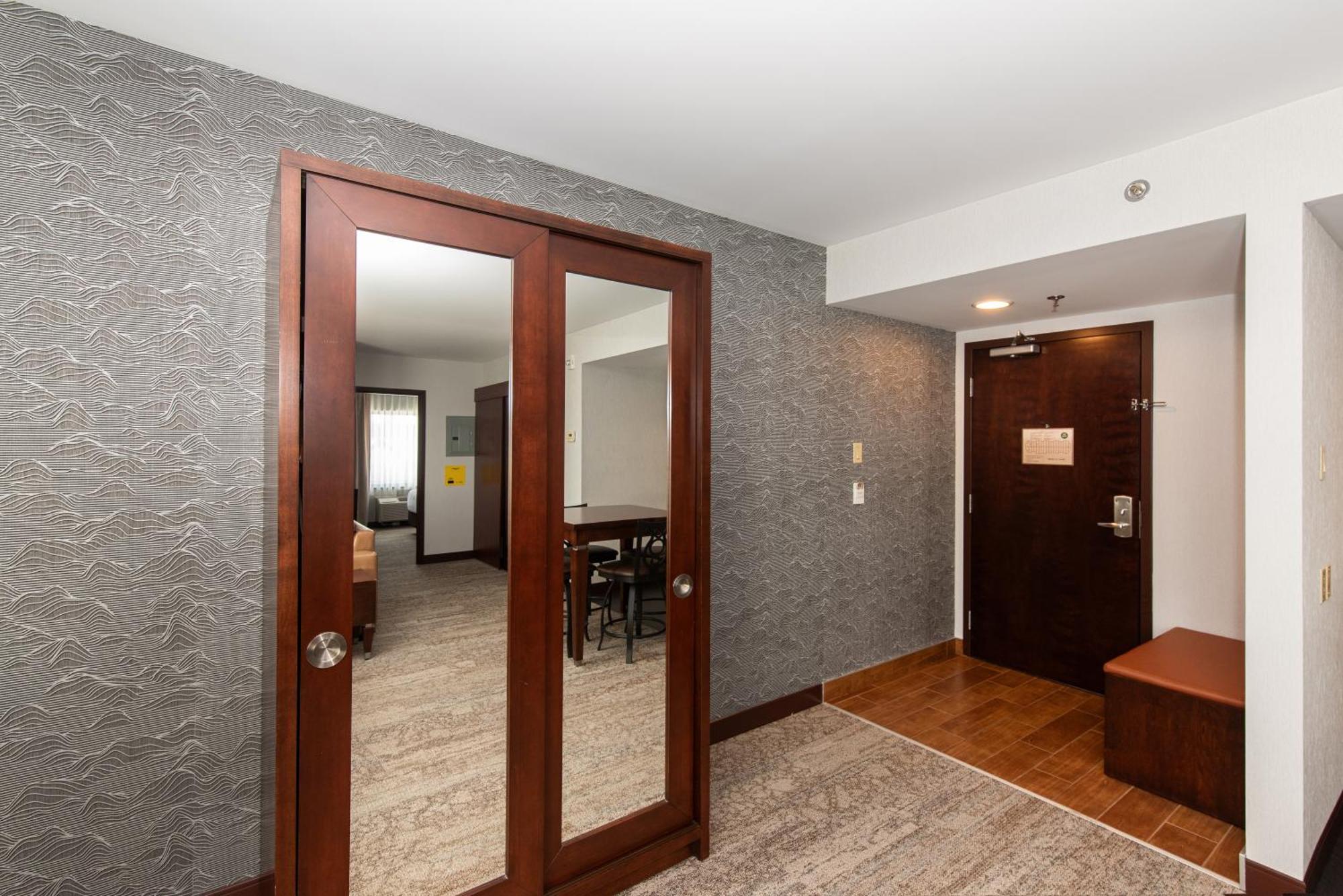 Quality Inn & Suites Val-d'Or Bagian luar foto