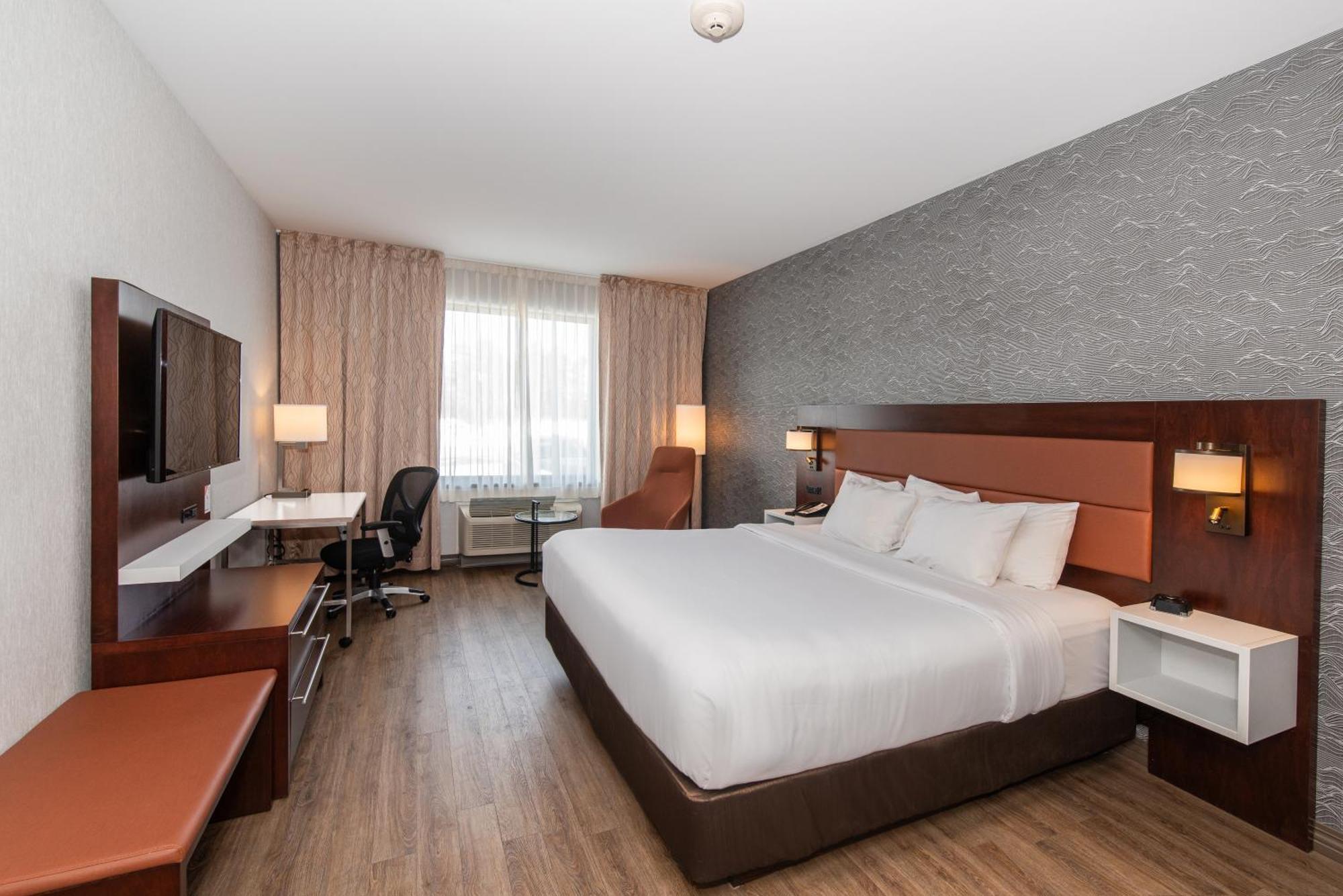 Quality Inn & Suites Val-d'Or Bagian luar foto