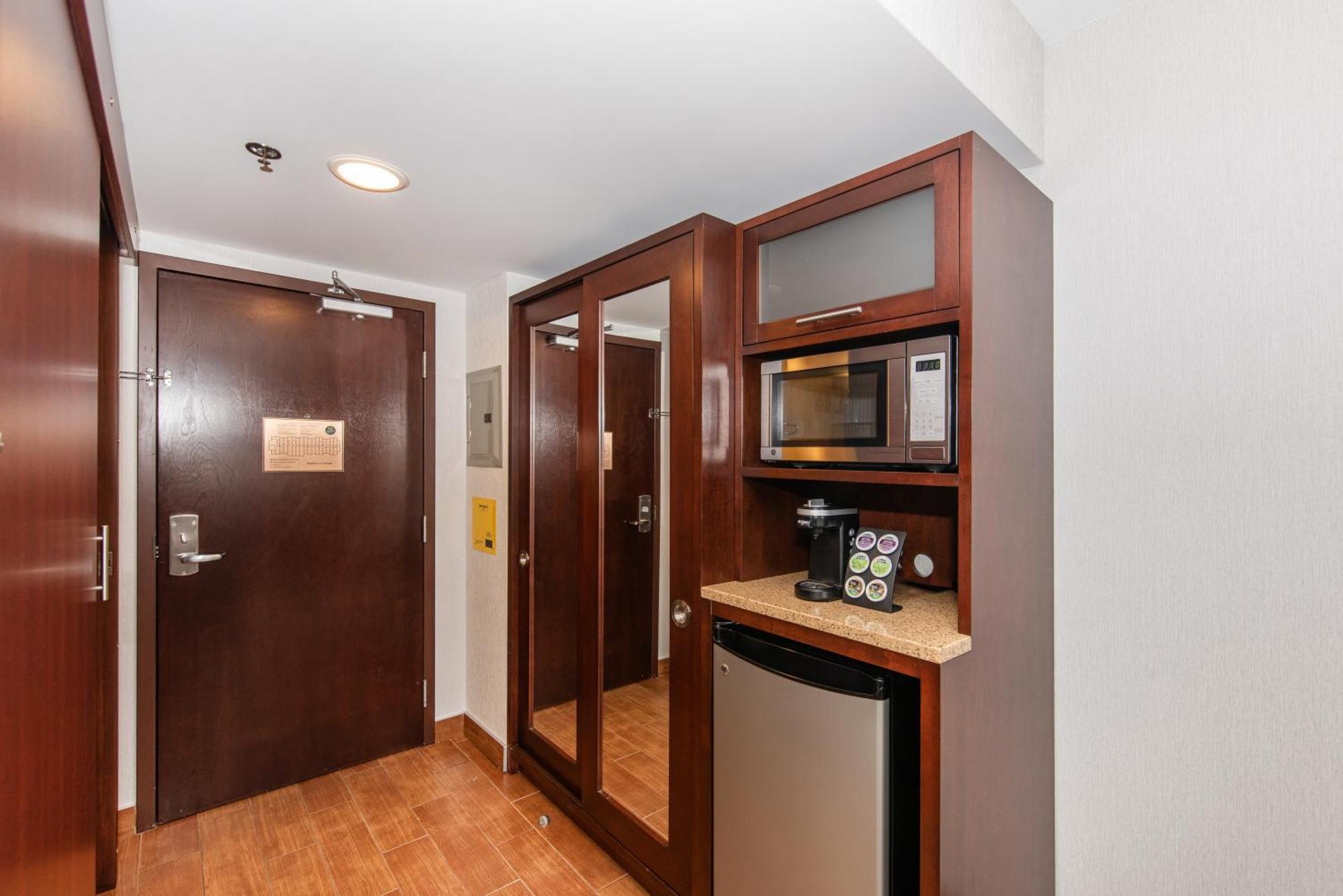 Quality Inn & Suites Val-d'Or Bagian luar foto