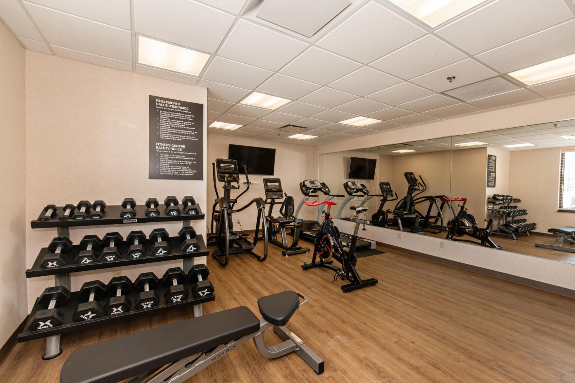 Quality Inn & Suites Val-d'Or Bagian luar foto