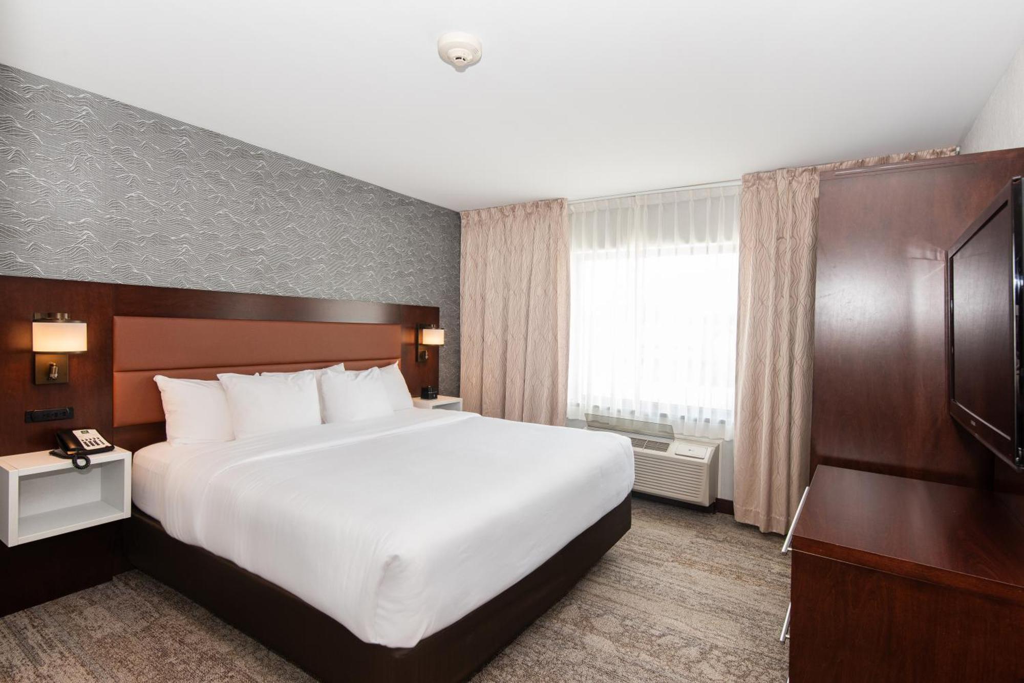 Quality Inn & Suites Val-d'Or Bagian luar foto