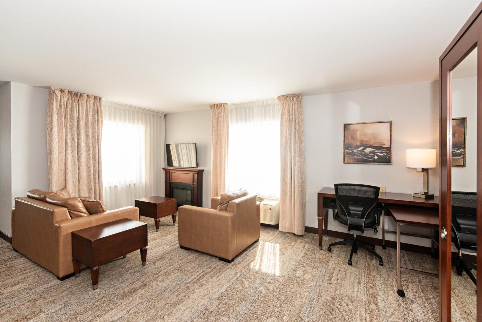 Quality Inn & Suites Val-d'Or Bagian luar foto