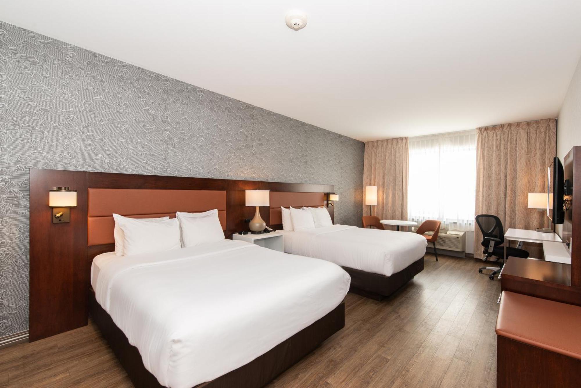 Quality Inn & Suites Val-d'Or Bagian luar foto