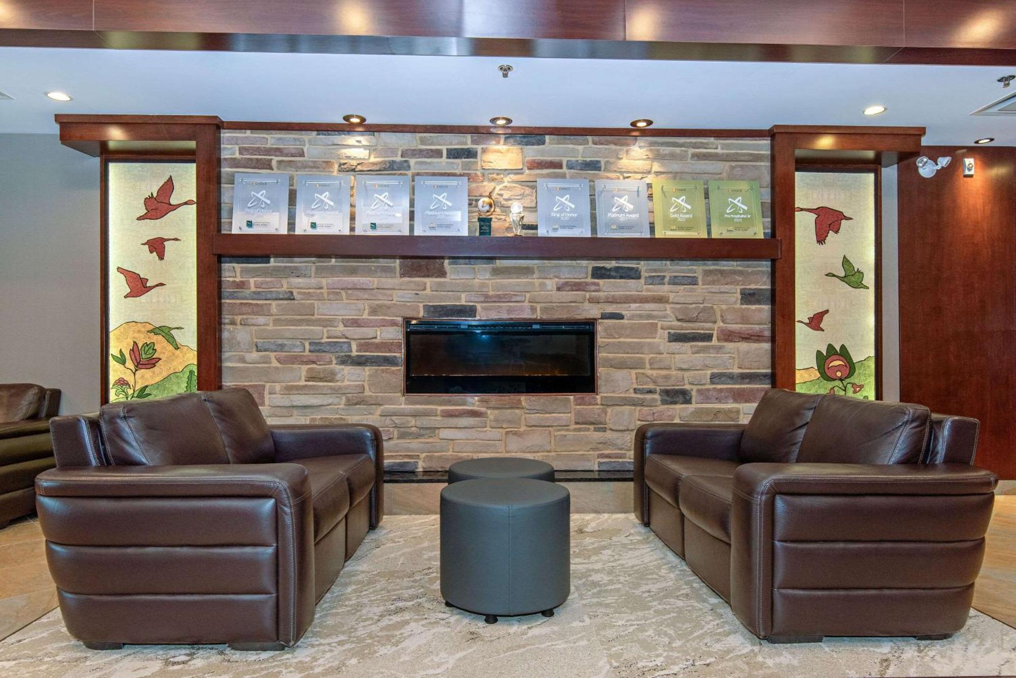 Quality Inn & Suites Val-d'Or Bagian luar foto