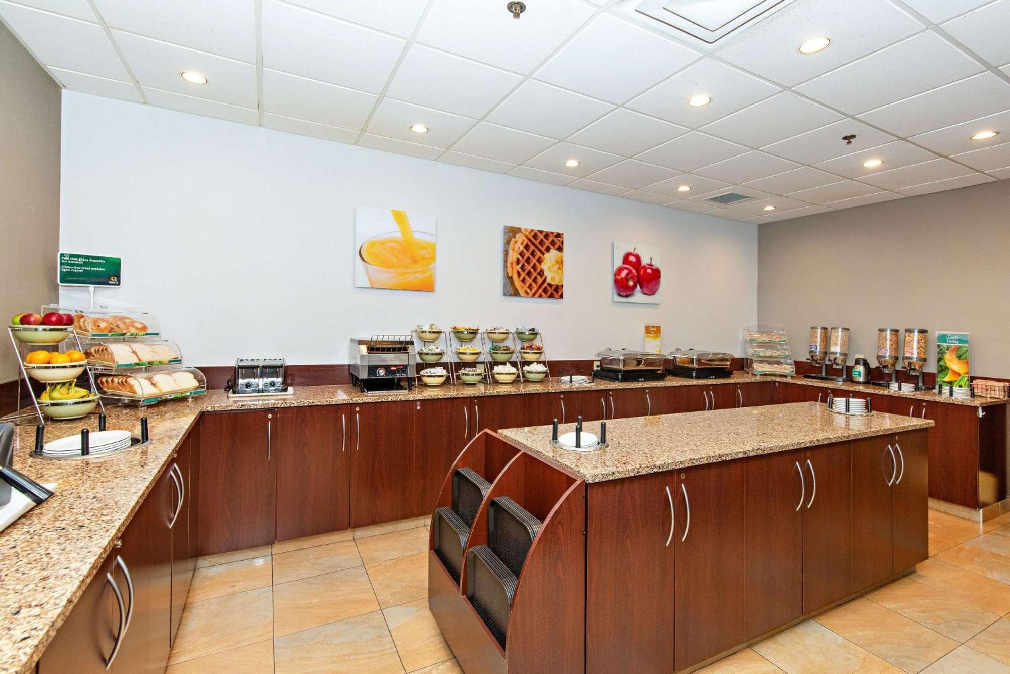 Quality Inn & Suites Val-d'Or Bagian luar foto