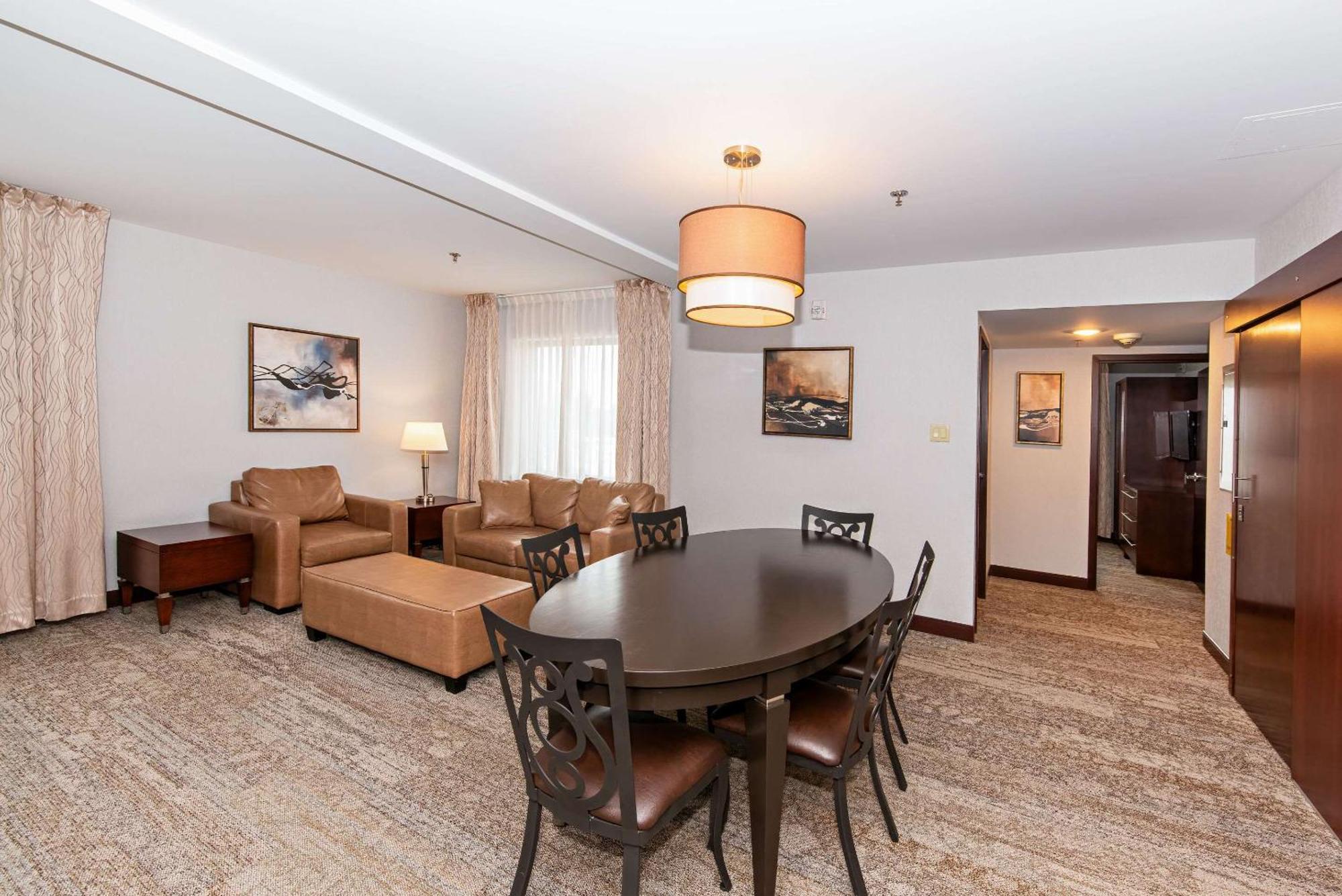 Quality Inn & Suites Val-d'Or Bagian luar foto