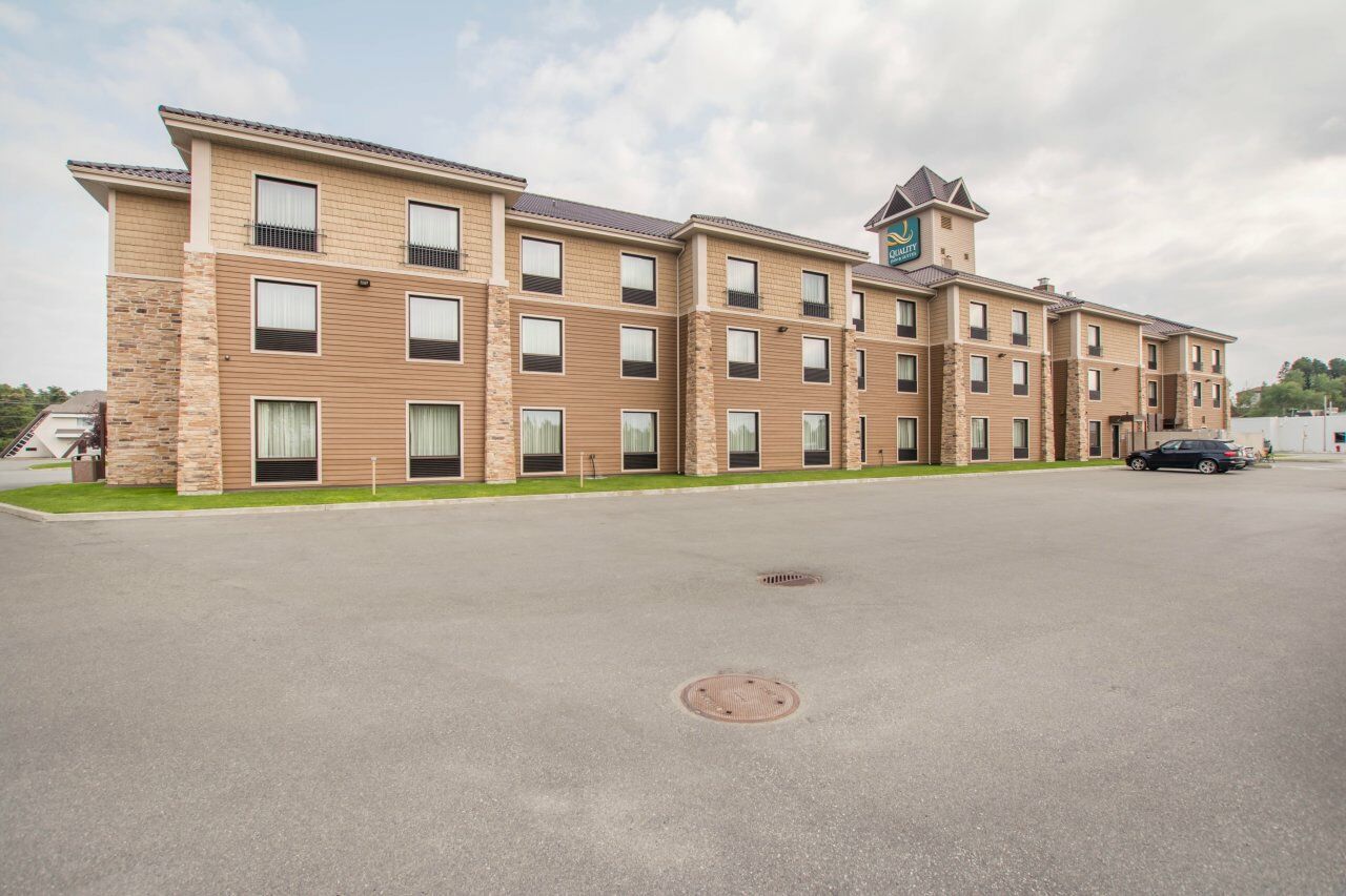 Quality Inn & Suites Val-d'Or Bagian luar foto